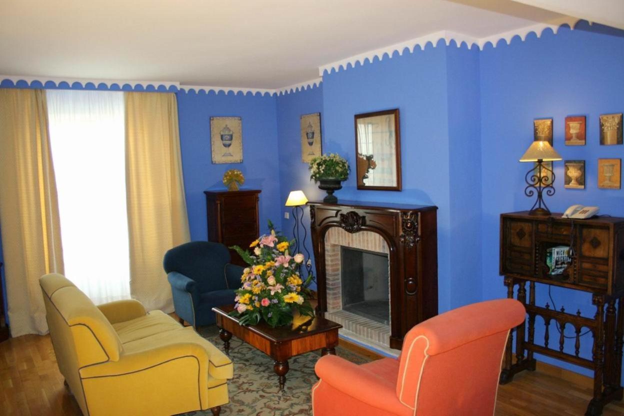 Hotel Alcazar De La Reina Carmona  Bagian luar foto