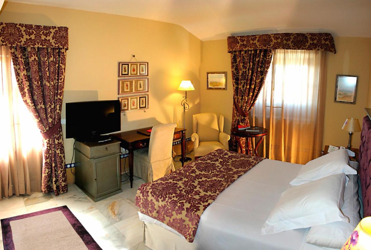 Hotel Alcazar De La Reina Carmona  Bagian luar foto