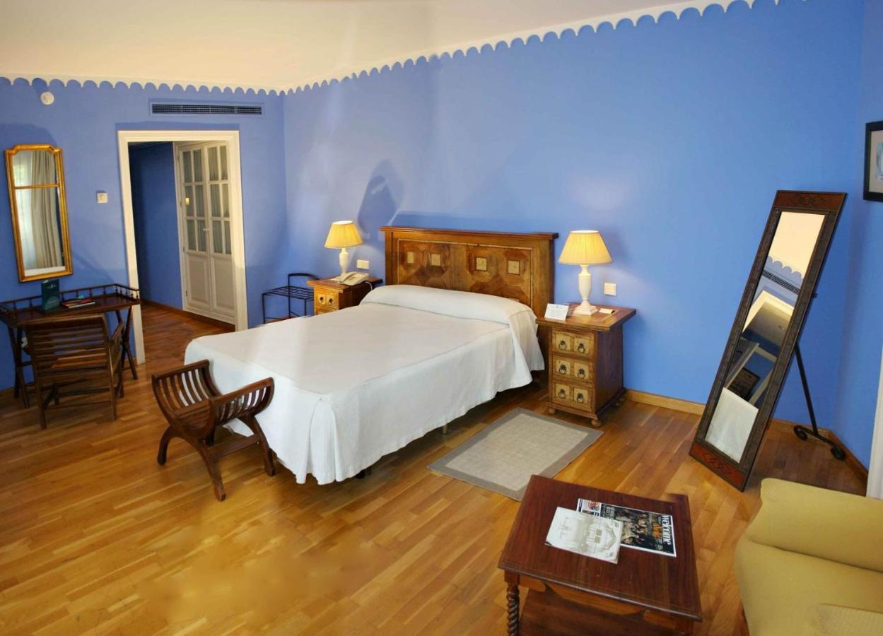 Hotel Alcazar De La Reina Carmona  Bagian luar foto